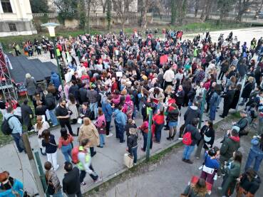 Osmomartovski marš u Sarajevu kao znak podrške ženama. "
Neformalna grupa aktivista i aktivistkinja je u Sarajevu povodom 8. marta organizovala protestni marš pod sloganom: "Ovako lijepa, a na minimalcu".