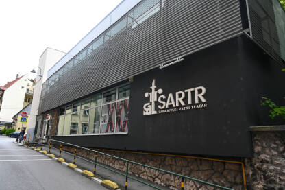 Znak Sarajevskog ratnog teatra na zgradi. SARTR je globalno prepoznat kao simbol duhovnog i kulturnog otpora tokom opsade Sarajeva.