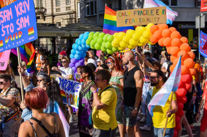 Povorka ponosa u Sarajevu, 2022. godine. Učesnici nose transparente i dugine zastave. Protest za prava LGBTIQ zajednice.