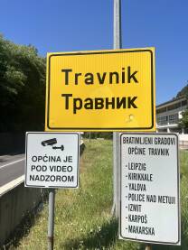 Tabla na ulazu u grad Travnik, Bosna i Hercegovina. Tabla sa natpisom Travnik, vertikalna
