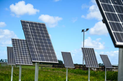Solarne ćelije. Solarni paneli. Proizvodnja čiste obnovljive električne energije od sunca. Fotonaponske solarne ćelije.