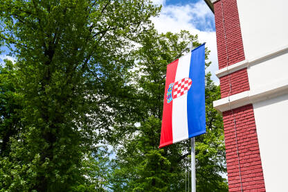Hrvatska zastava na stupu. Zastava Hrvatske.