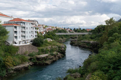 Rijeka Neretva u Mostaru i pješački most
