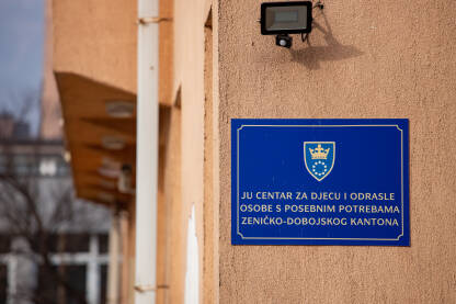 Tabla na ulazu u Centar za djecu i odrasle osobe s posebnim potrebama Zeničko-dobojskog kantona.