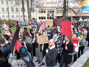 Osmomartovski marš u Sarajevu kao znak podrške ženama. "
Neformalna grupa aktivista i aktivistkinja je u Sarajevu povodom 8. marta organizovala protestni marš pod sloganom: "Ovako lijepa, a na minimalcu".