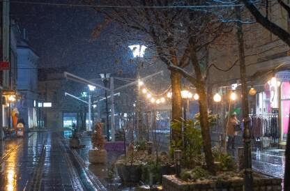 Šetalište Korzo u Tuzli u jednoj zimskoj noći.