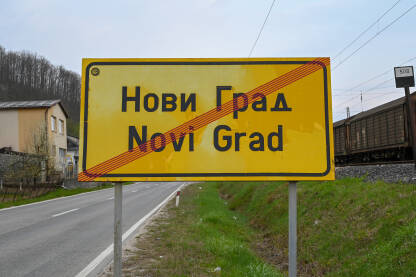 Tabla na izlazu iz Novog Grada, Republika Srpska, Bosna i Hercegovina. Tabla sa prekriženim natpisom Novi Grad.