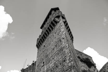 Republika San Marino: crno-bijela fotografija srednjovjekovne tvrđave Guaita ili Rocca. Kula i zidine starog dvorca. San Marino je peta najmanja država na svijetu.