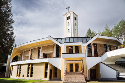 Župna crkva u Komušini.
U crkvi se čuva Čudotvorna slika Blažene Djevice Marije na nebo uznesene - poznata pod nazivom slika Gospe Kondžilske.