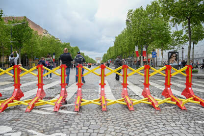 Pariz, Francuska: policijska barikada na ulici. Antiteroristička metalna prepreka za automobile i kamione. Mobilna barijera za vozila u gradu.