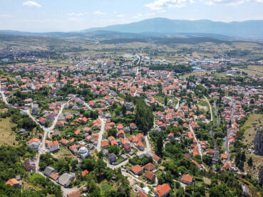 Livno, Bosna i Hercegovina, fotografija dronom. Zgrade, ulice i stambene kuće, pogled odozgo. Livanjsko polje okruženo planinama.