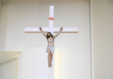 Isus Krist na križu u crkvi. Simbol kršćanstva.