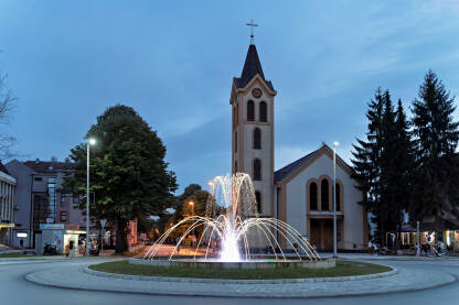Teslić, fontana u centru grada u pozadini župna crkva sv. Josipa.
