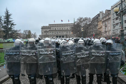 Policija pod punom opremom, na studentskim protestima u Beogradu Policajci za šlemovima i štitovima, spremni za razbijanje studentskih protesta, 15. marta 2025. u Beogradu.