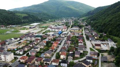Fojnica se nalazi u centralnom dijelu Bosne i Hercegovine, oko 50 km zapadno od Sarajeva i 587 m iznad nivoa mora. Površina općine iznosi 308 km2.