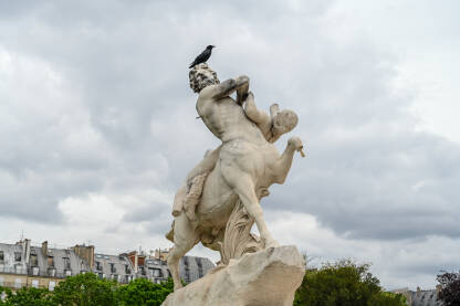 Pariz, Francuska: kip u gradskom parku. Kentaur siluje nimfu. Vrt Tuileries.