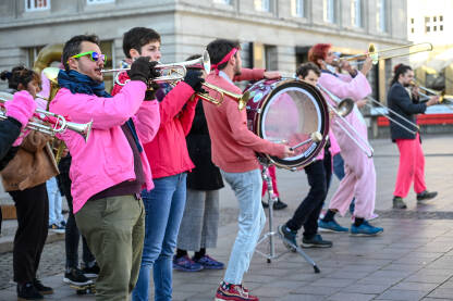 Hamburg, Nemačka: Ulični performans. Ljudi pjevaju i sviraju muzičke instrumente. Ulični zabavljači.