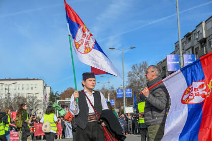 Studentski protesti u Srbiji Mladić obučen u srpsku narodnu nošnju, sa zastavom Srbije. Studenti na protestima. Studenti blokiraju Autokomandu 27.01.2025. u Beogradu.