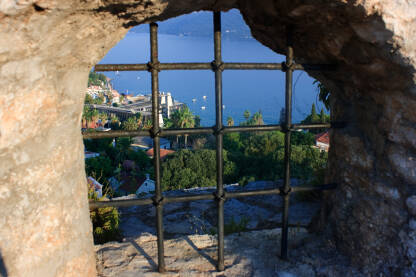 Pogled kroz rešetke na Herceg Novi Pogled kroz rešetke tvrđave Forte Mare na Herceg Novi