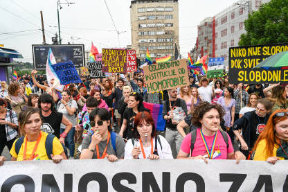 Sarajevo, Bosna i Hercegovina, 24. juna 2023.: Povorka ponosa na ulicama glavnog grada BiH. Protestna šetnja.  LGBTIQ Pride.