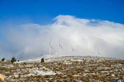 Vjetroturbine. Vjetroelektrana na planini. Proizvodnja električne energije. Obnovljiva energija. Vjetropark.