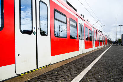 Putnički voz na stanici. Željeznički prevoz. Moderni voz u Njemačkoj.