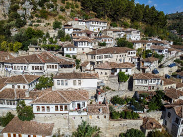 Berat, Albanija: Tradicionalne kuće u starom gradu, snimak dronom. Grad sa 1000 prozora. Zgrade, ulice i stambene kuće. Popularna turistička destinacija. Stare tradicionalne kuće.