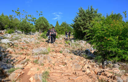 Hodočasnici se penju na "brdo ukazanja" u Međugorju, BiH. Međugorje je poznato i popularno katoličko svetište.