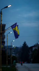 Zastava Bosne i Hercegovine na jarbolu u Zavidovićima