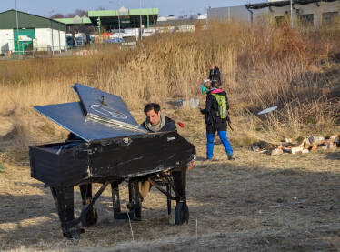 Pijanista na granici Poljska-Ukrajina. Muzičar svira za mir. Italijan Davide Martello muzikom dočekuje izbjeglice iz Ukrajine.