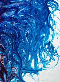 Apstraktna fotografija, plava boja razmazana na bijeloj podlozi. Valovi, bura, koncept.