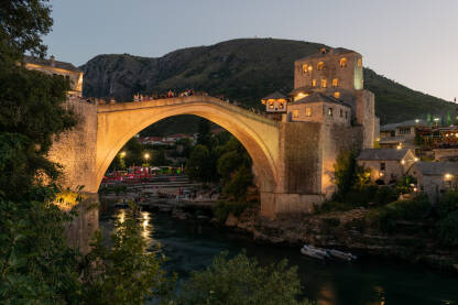 Stari most u Mostaru preko rijeke Neretve u sumrak