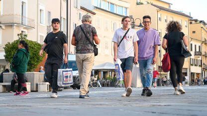 Rimini, Italija: Grupa ljudi šeta ulicom u centru grada.