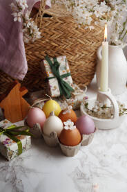 Uskrs, Vaskrs, dekoracija stola svijećama koje u obliku jaja