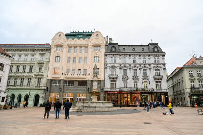 Bratislava, Slovačka: Ljudi na glavnom trgu u centru grada. Zgrade u Hlavné námestie - glavnom trgu u starom gradu.