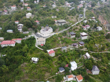 Selo Galičnik u Sjevernoj Makedoniji. Snimak dronom sela na planini. Tradicionalna arhitektura. Kuće i zgrade na padini. Galichnik