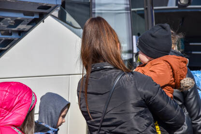 Majka sa djecom čeka prevoz na granici Ukrajina-Slovačka. Izbjeglice iz Ukrajine putuju dalje u Evropu.