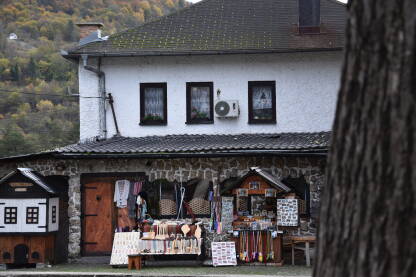 Stara bosanska kuća pokraj Medvjed kule i katakombi u Jajcu. U njoj je također kafić i suvenirnica.
