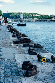 Spomenik žrtvama na obali Dunava. Muška radna obuća, ženske potpetice i cipelice. Budimpešta.
