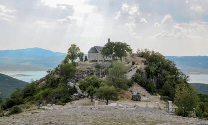pogled na manastir iznad jezera