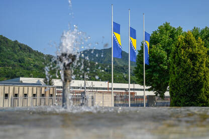 Zastave BiH na pola koplja u Memorijalnom centru Potočari, Srebrenica.