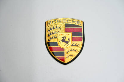 Porsche znak na autu. Logo. Porsche je njemački proizvođač automobila.