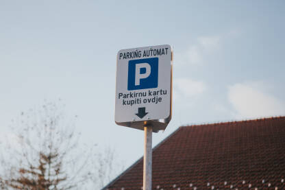 Znak parking automat, natpis parkirnu kartu kupiti ovdje