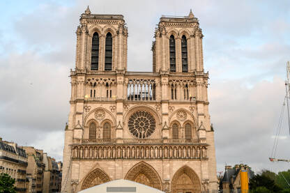 Pariz, Francuska: Katedrala Notre Dame tokom rekonstrukcije. Srednjovjekovna katolička katedrala posvećena Djevici Mariji.