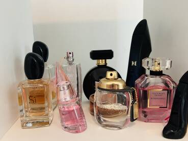 Deset bočica različitih parfema