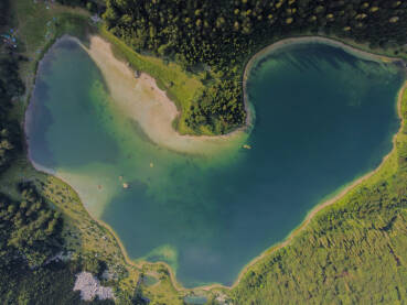 Jezero u obliku srca. Planinsko jezero podno Maglića, najvišeg vrha u BiH. Trnovačko jezero, snimak dronom.