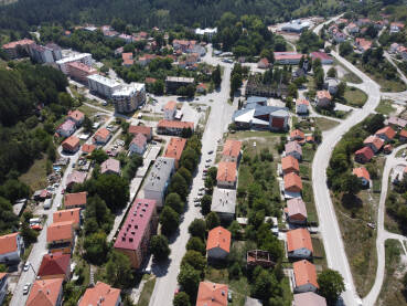 Bosansko Grahovo, Bosna i Hercegovina. Snimak dronom na zgrade i kuće u centru grada.