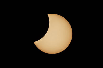 Djelimicna pomrcina Sunca snimljena teleskopom