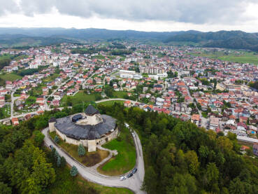 Velika Kladuša, Bosna i Hercegovina, snimak dronom. Zgrade, ulice i stambene kuće. Velika Kladuša je grad i općina u zapadnoj BiH. Dvorac i srednjovjekovne zidine na brdu.