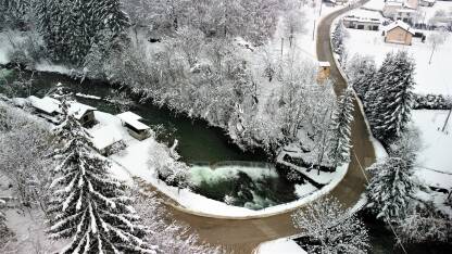 Rijeka Željezniica ukrašena sniježnim ukrasima.